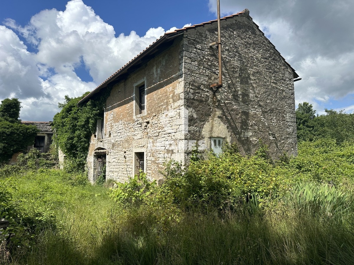 Bella casa in pietra da ristrutturare in zona appartata con ampio cortile e vista sul verde