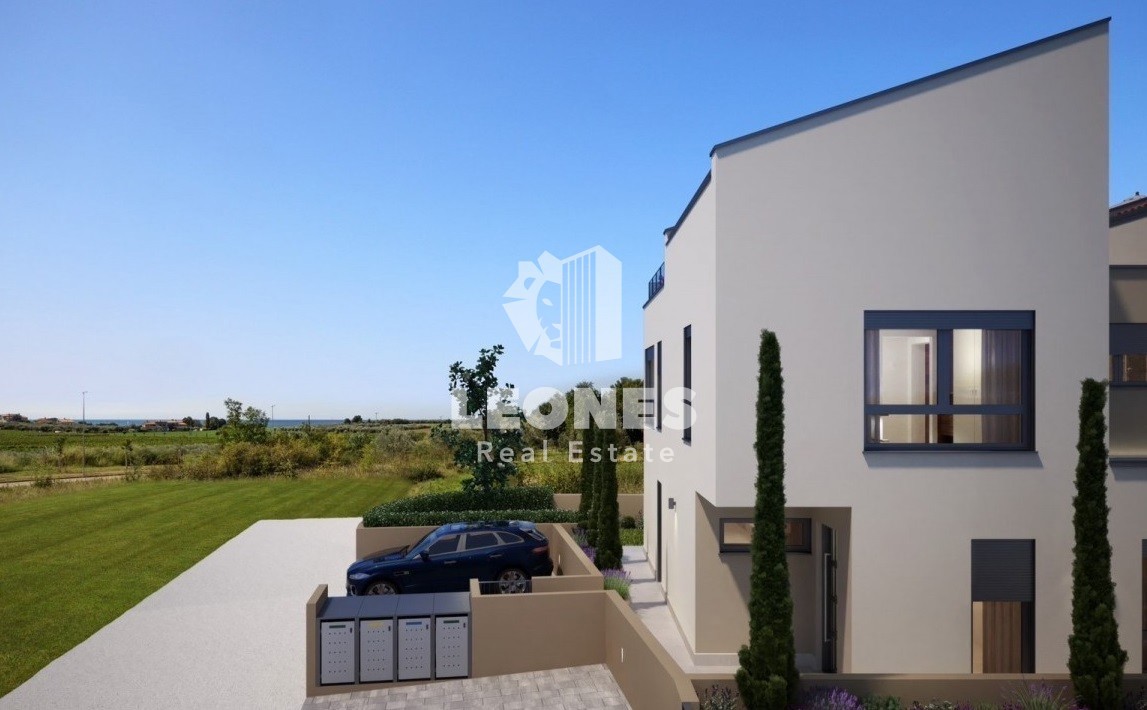 Casa bifamiliare con vista mare e terrazza sul tetto a Cittanova