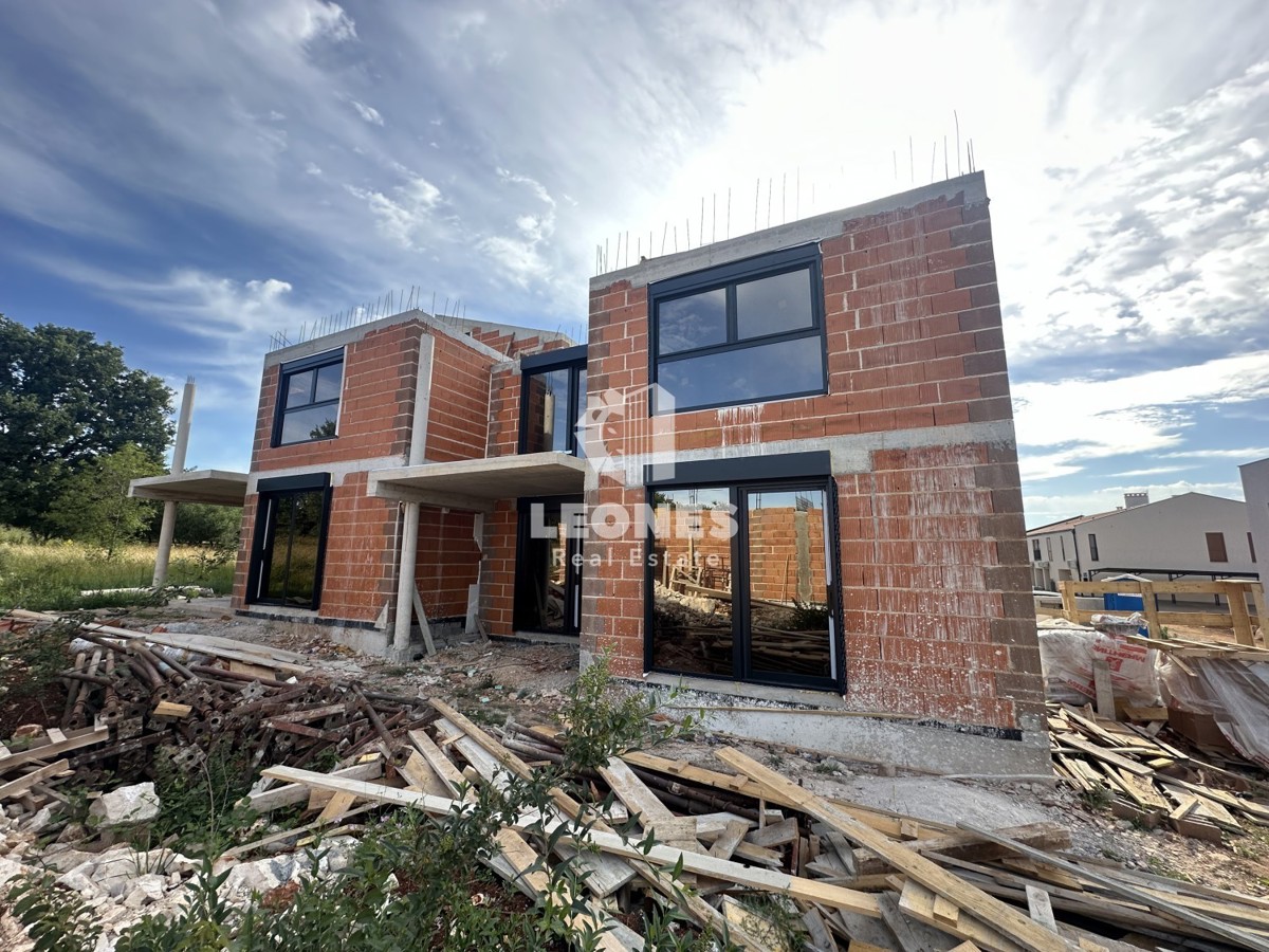 Casa bifamiliare con vista mare e terrazza sul tetto a Cittanova