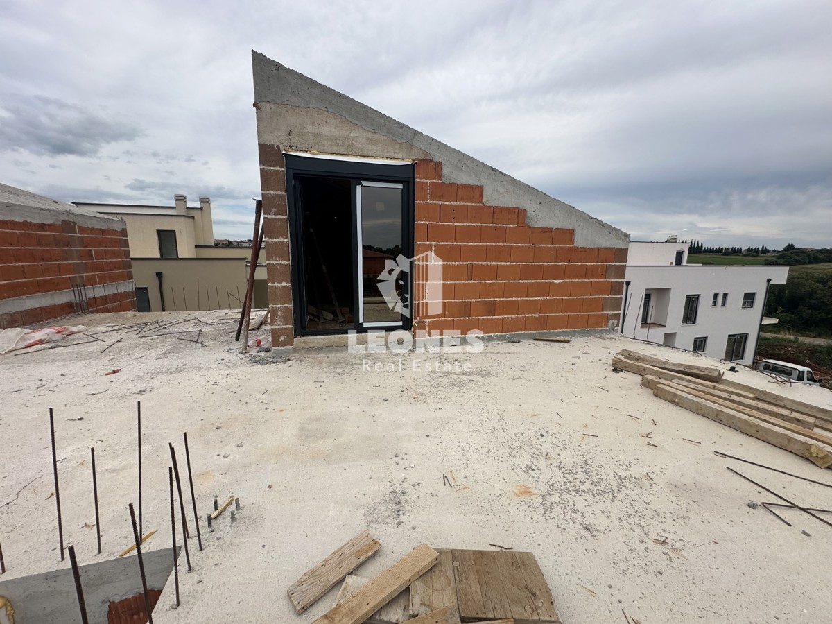 Casa bifamiliare con vista mare e terrazza sul tetto a Cittanova