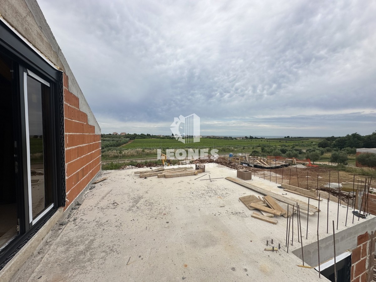 Casa bifamiliare con vista mare e terrazza sul tetto a Cittanova