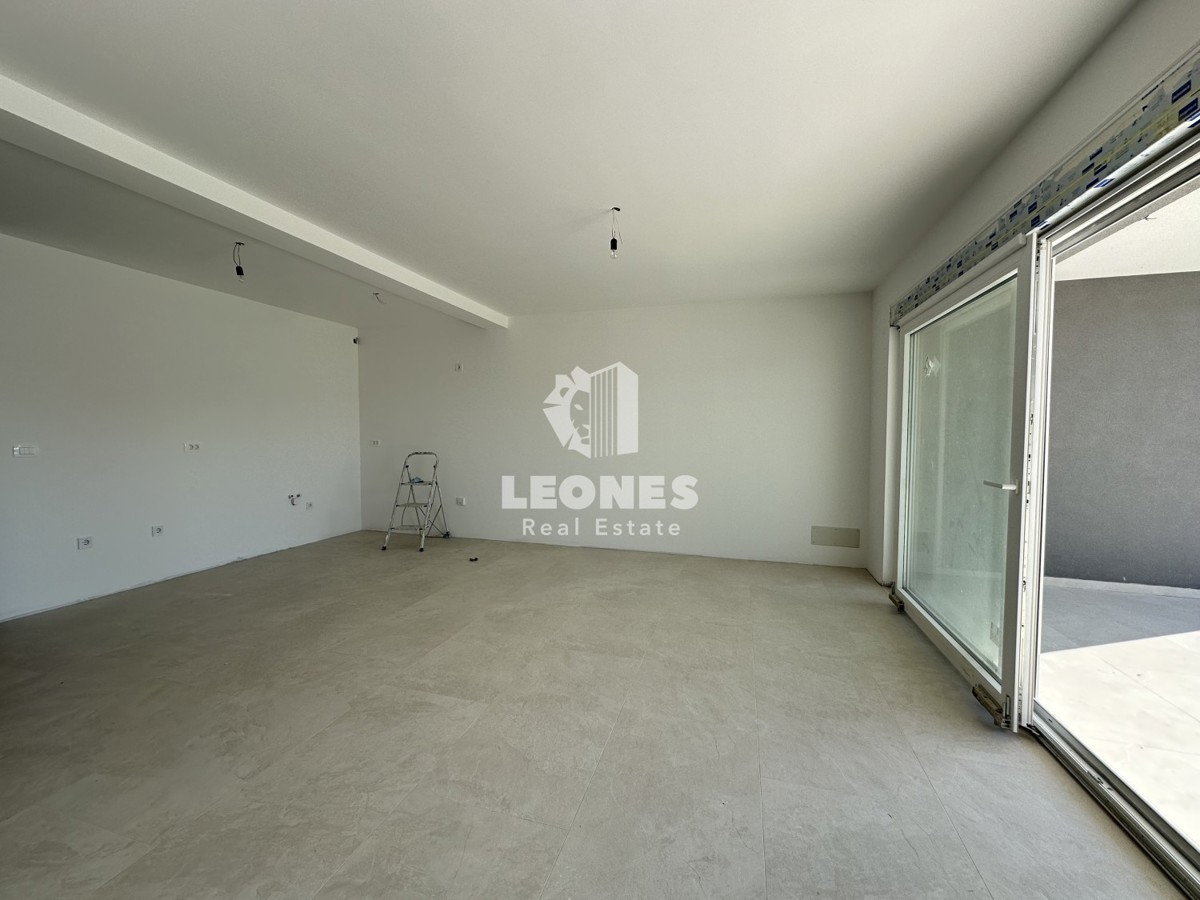 Apartment on the ground floor with a beautifully landscaped yard on the edge of the construction zone in Novigrad
