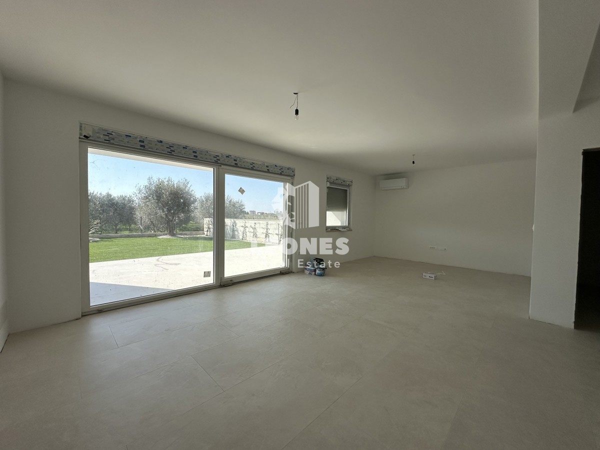 Apartment on the ground floor with a beautifully landscaped yard on the edge of the construction zone in Novigrad