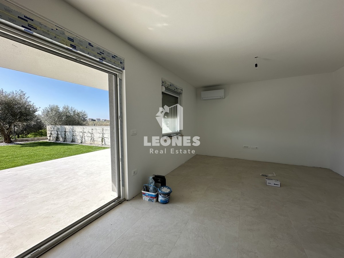Apartment on the ground floor with a beautifully landscaped yard on the edge of the construction zone in Novigrad