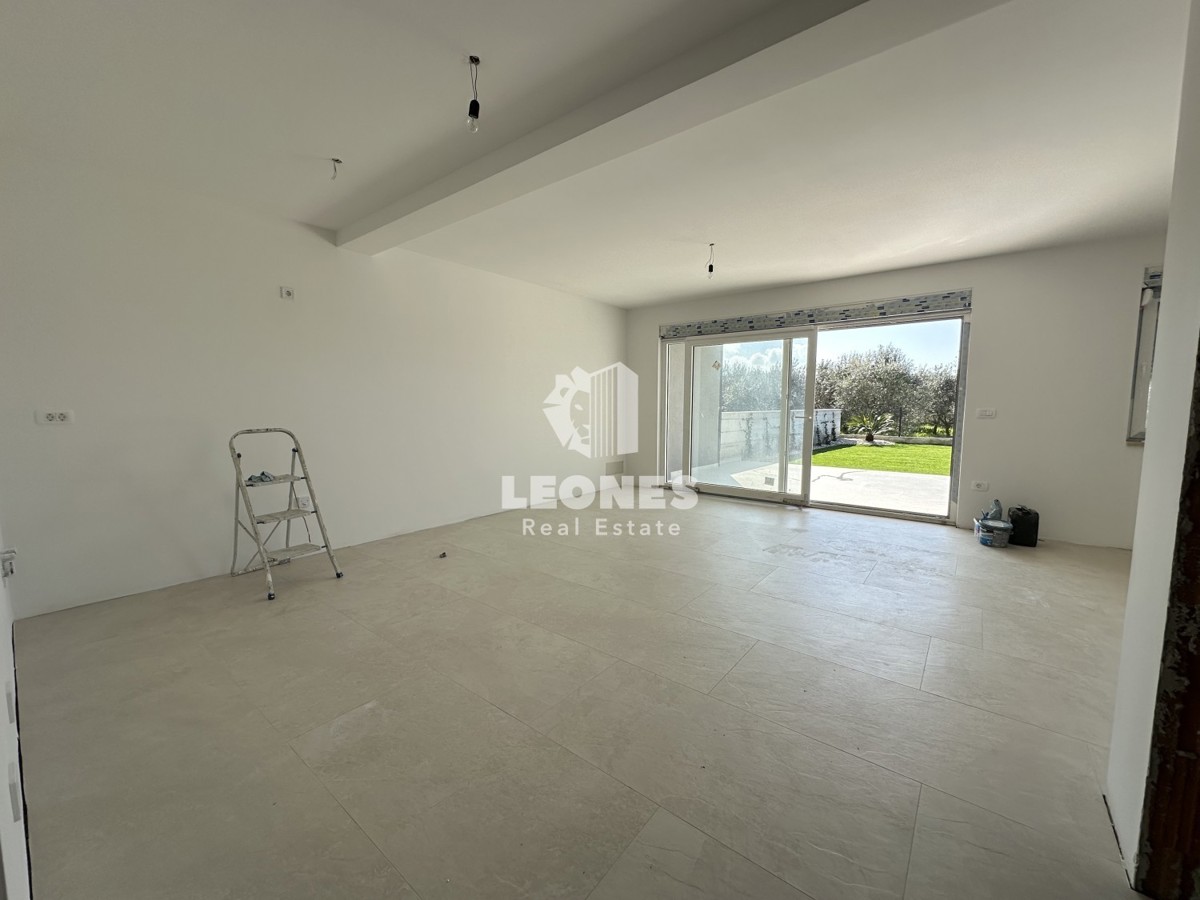 Apartment on the ground floor with a beautifully landscaped yard on the edge of the construction zone in Novigrad