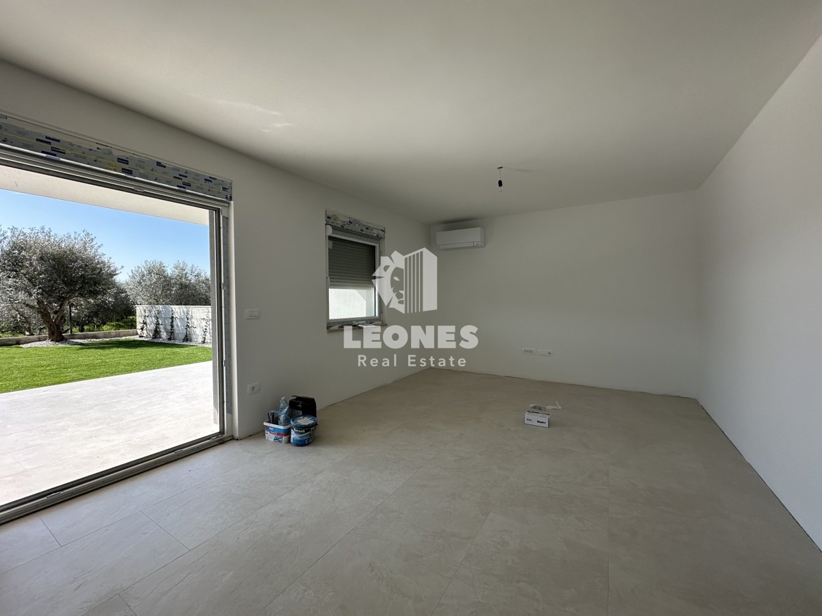 Apartment on the ground floor with a beautifully landscaped yard on the edge of the construction zone in Novigrad