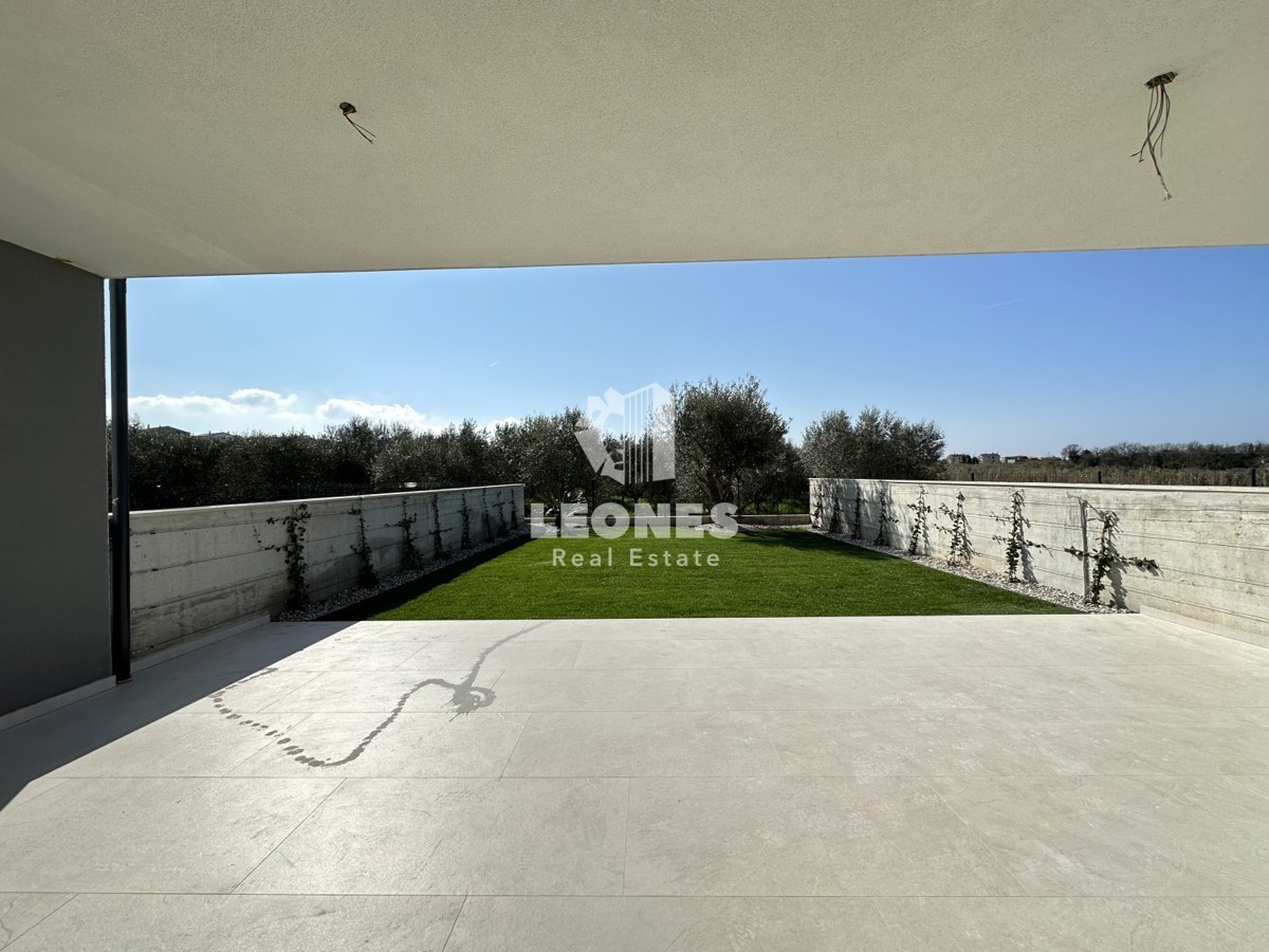 Apartment on the ground floor with a beautifully landscaped yard on the edge of the construction zone in Novigrad