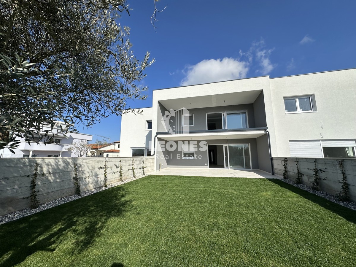 Apartment on the ground floor with a beautifully landscaped yard on the edge of the construction zone in Novigrad