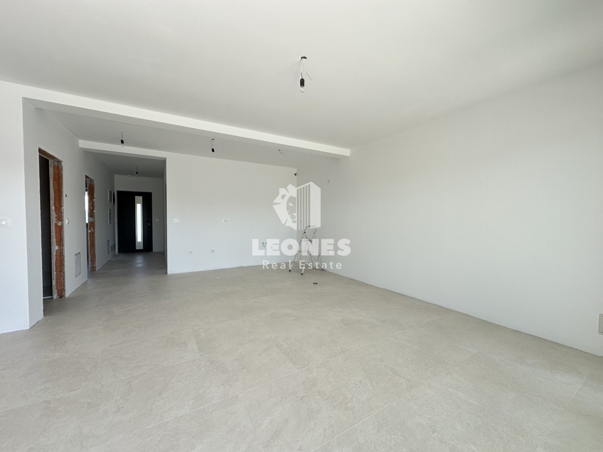 Apartment on the ground floor with a beautifully landscaped yard on the edge of the construction zone in Novigrad