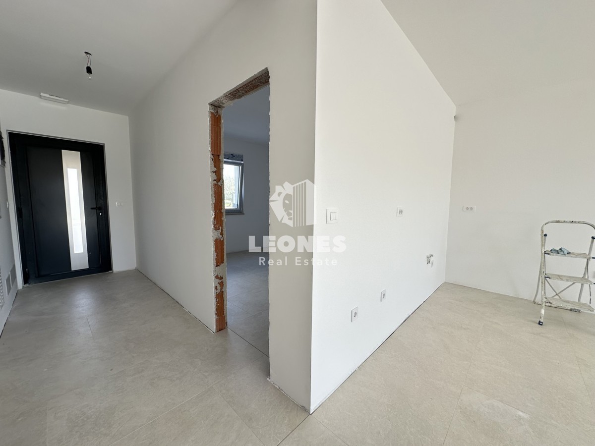 Apartment on the ground floor with a beautifully landscaped yard on the edge of the construction zone in Novigrad