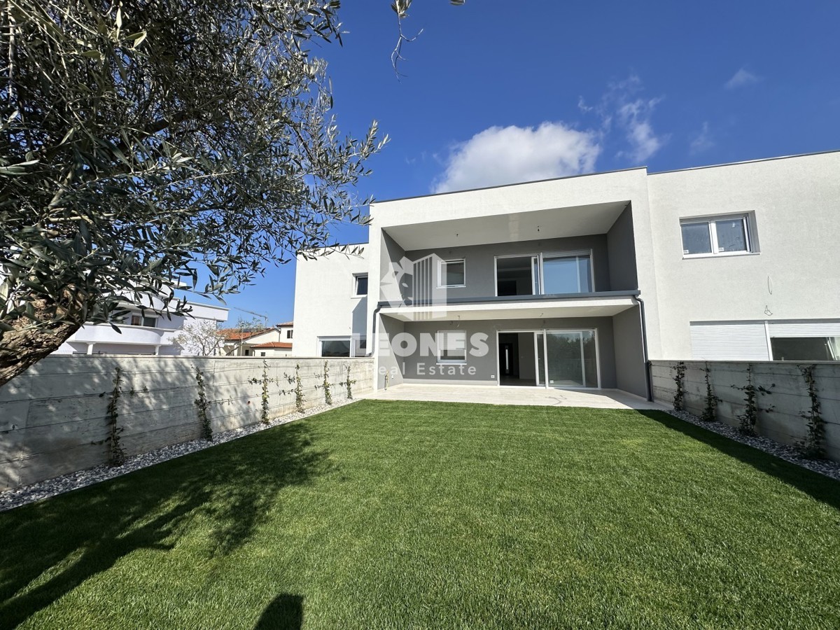 Apartment on the ground floor with a beautifully landscaped yard on the edge of the construction zone in Novigrad