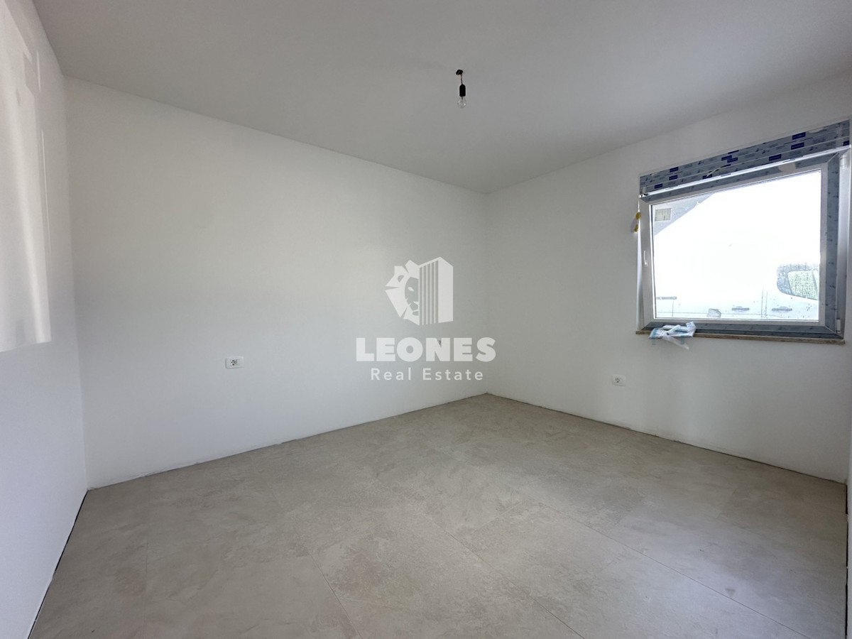Apartment on the ground floor with a beautifully landscaped yard on the edge of the construction zone in Novigrad