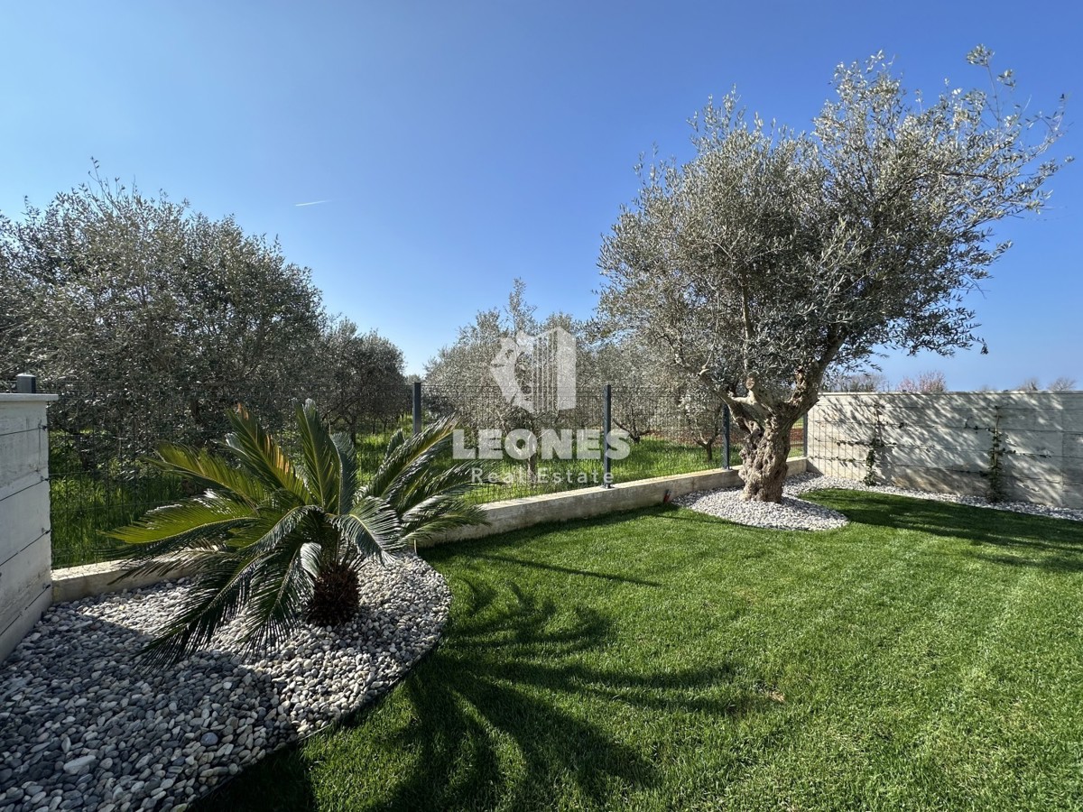 Apartment on the ground floor with a beautifully landscaped yard on the edge of the construction zone in Novigrad