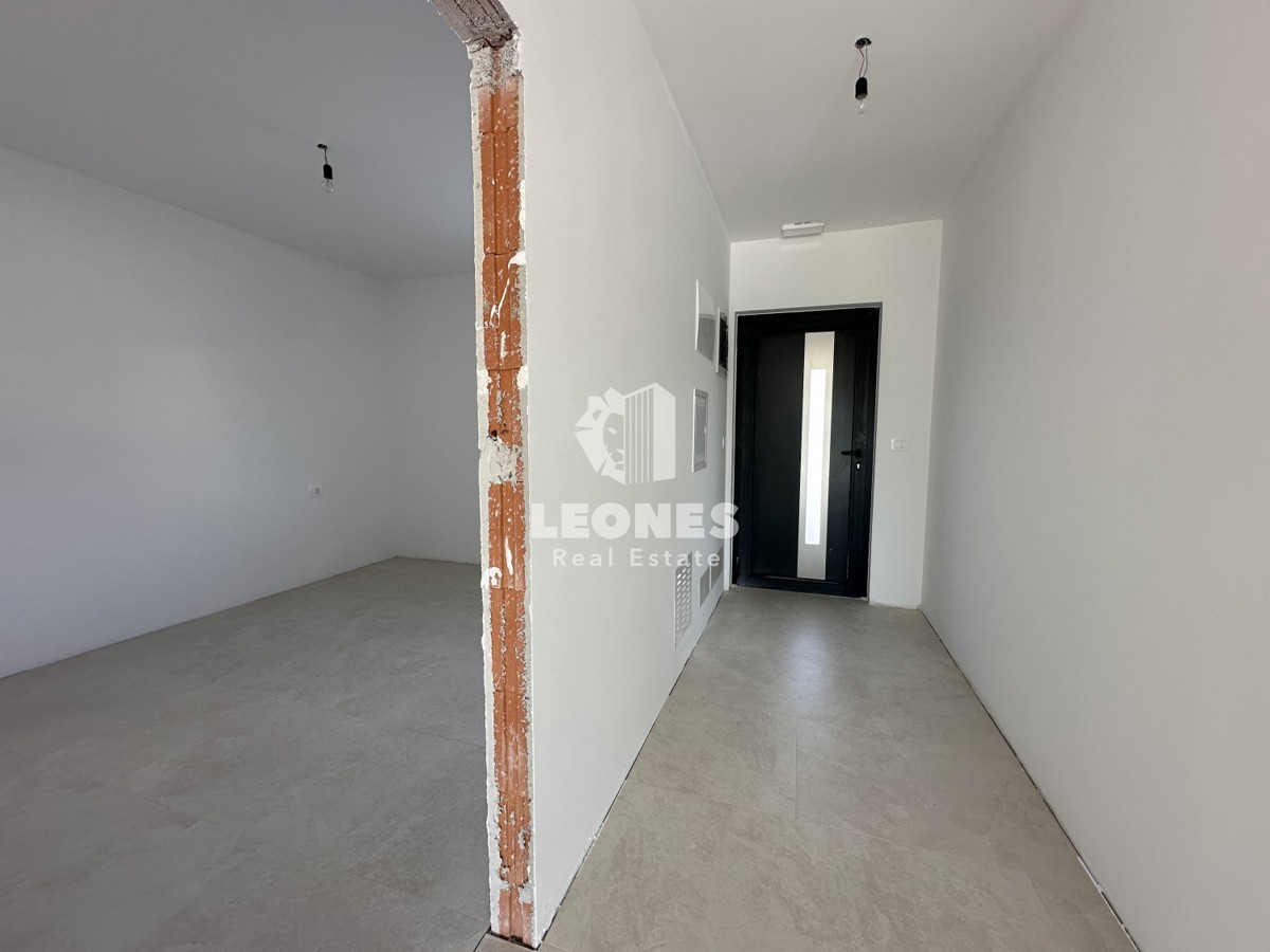 Apartment on the ground floor with a beautifully landscaped yard on the edge of the construction zone in Novigrad