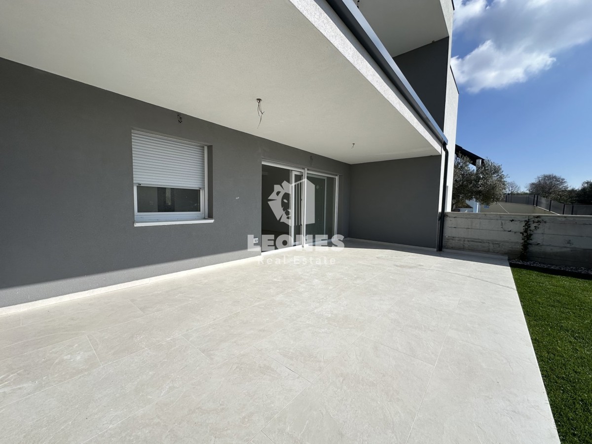 Apartment on the ground floor with a beautifully landscaped yard on the edge of the construction zone in Novigrad