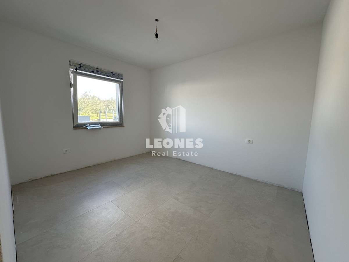 Apartment on the ground floor with a beautifully landscaped yard on the edge of the construction zone in Novigrad