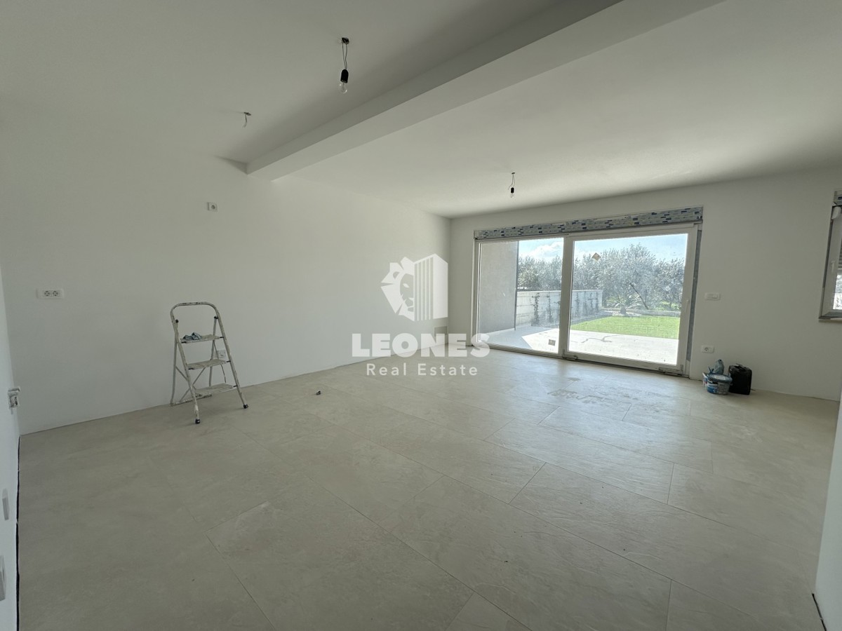 Apartment on the ground floor with a beautifully landscaped yard on the edge of the construction zone in Novigrad