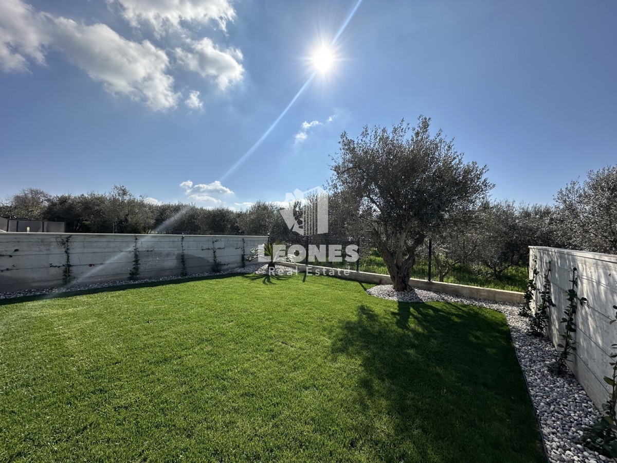 Apartment on the ground floor with a beautifully landscaped yard on the edge of the construction zone in Novigrad