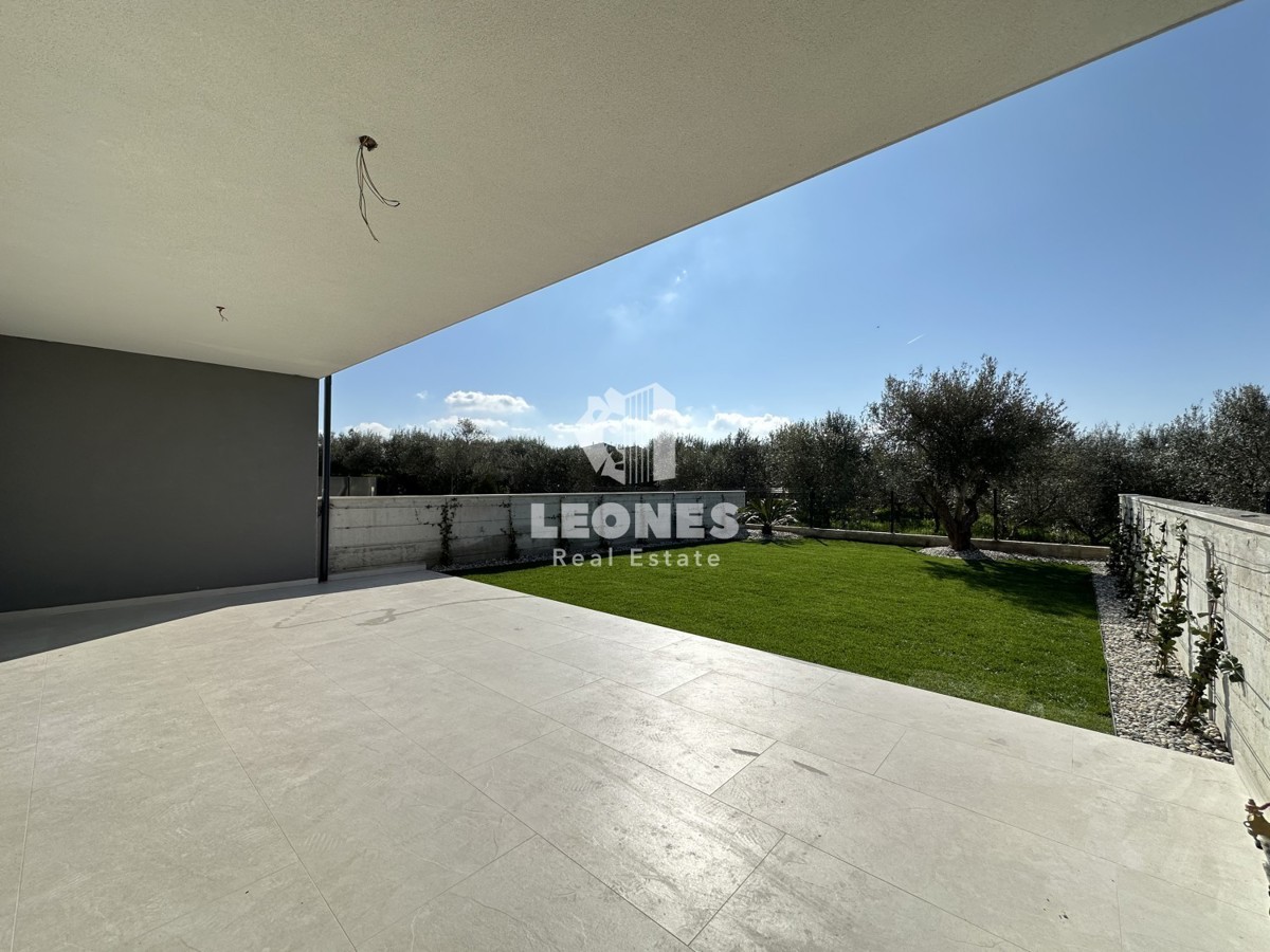 Apartment on the ground floor with a beautifully landscaped yard on the edge of the construction zone in Novigrad