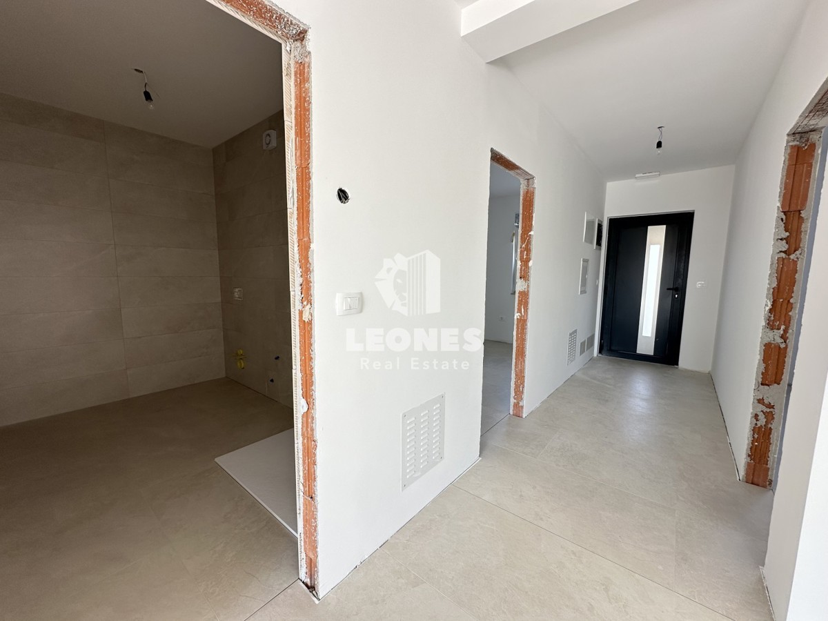 Apartment on the ground floor with a beautifully landscaped yard on the edge of the construction zone in Novigrad
