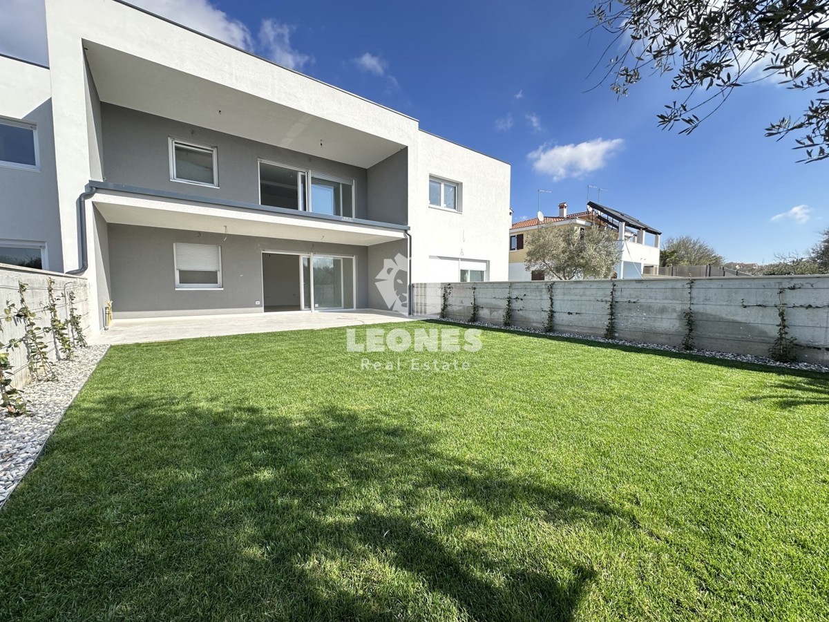Apartment on the ground floor with a beautifully landscaped yard on the edge of the construction zone in Novigrad