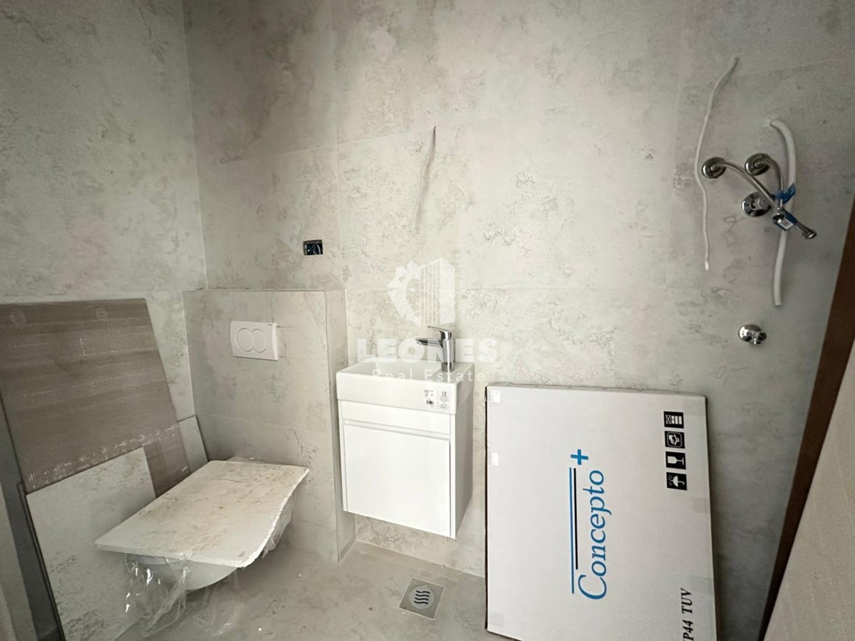 Confortevole appartamento al piano terra con ampio cortile e tre camere da letto in una buona posizione a Tar