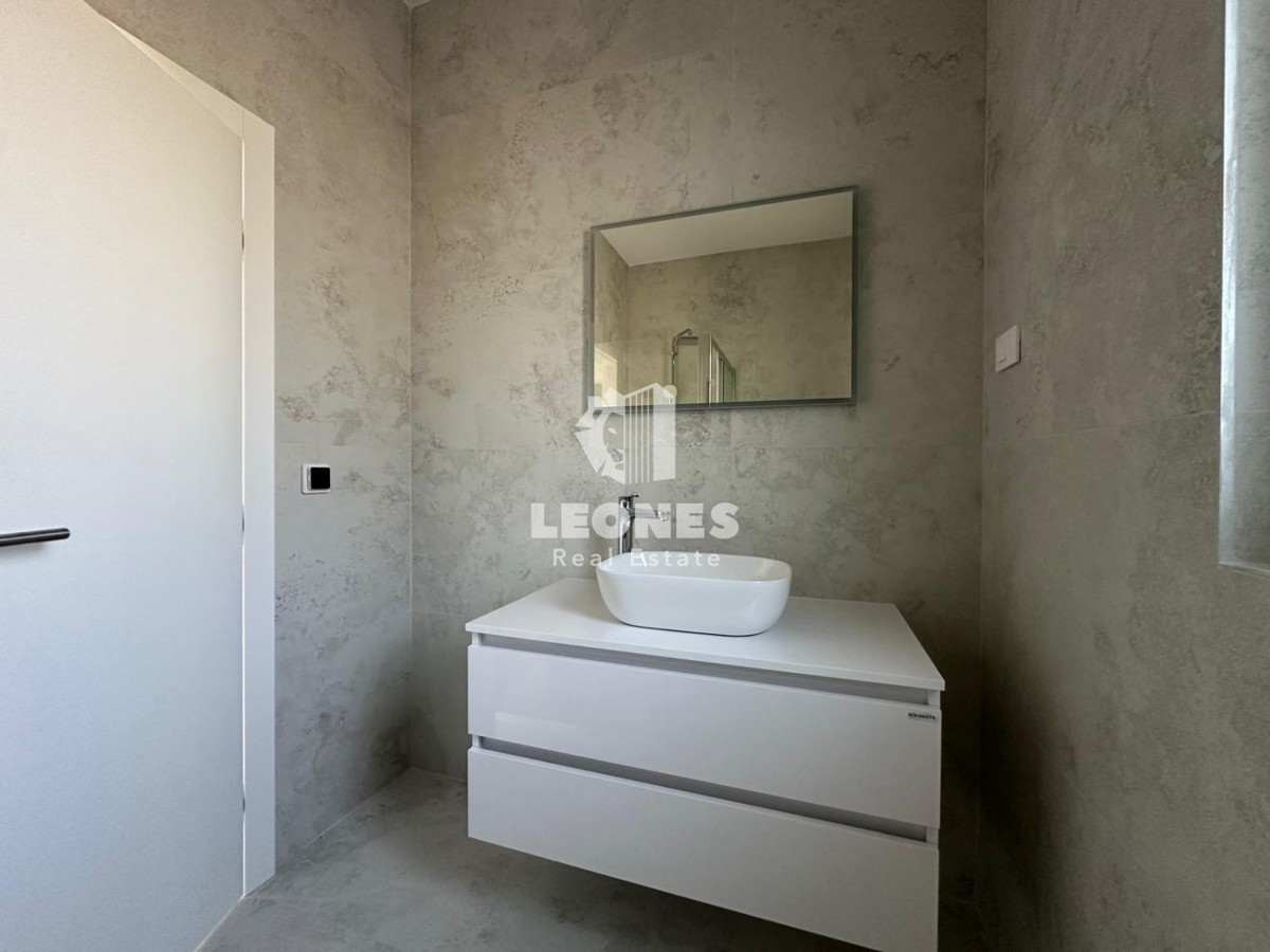 Confortevole appartamento al piano terra con ampio cortile e tre camere da letto in una buona posizione a Tar