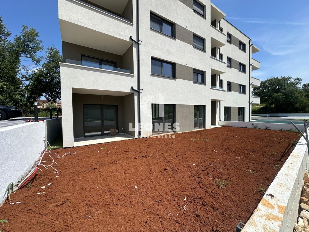 Confortevole appartamento al piano terra con ampio cortile e tre camere da letto in una buona posizione a Tar