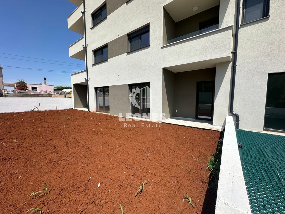 Confortevole appartamento al piano terra con ampio cortile e tre camere da letto in una buona posizione a Tar