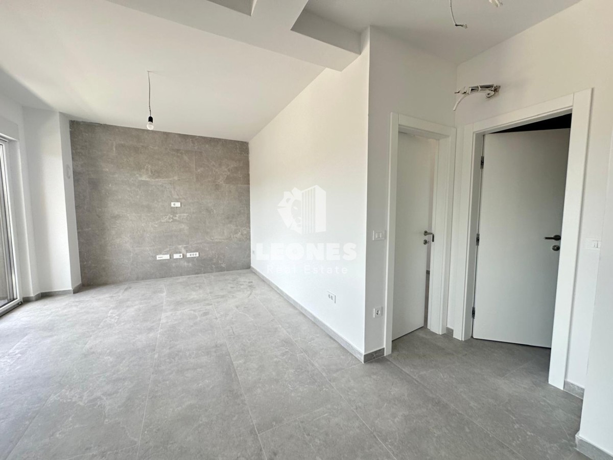 Confortevole appartamento al piano terra con ampio cortile e tre camere da letto in una buona posizione a Tar