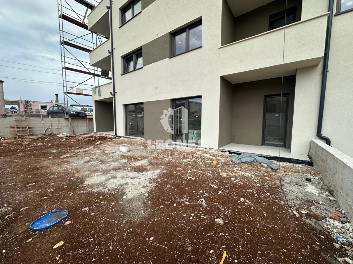 Confortevole appartamento al piano terra con ampio cortile e tre camere da letto in una buona posizione a Tar