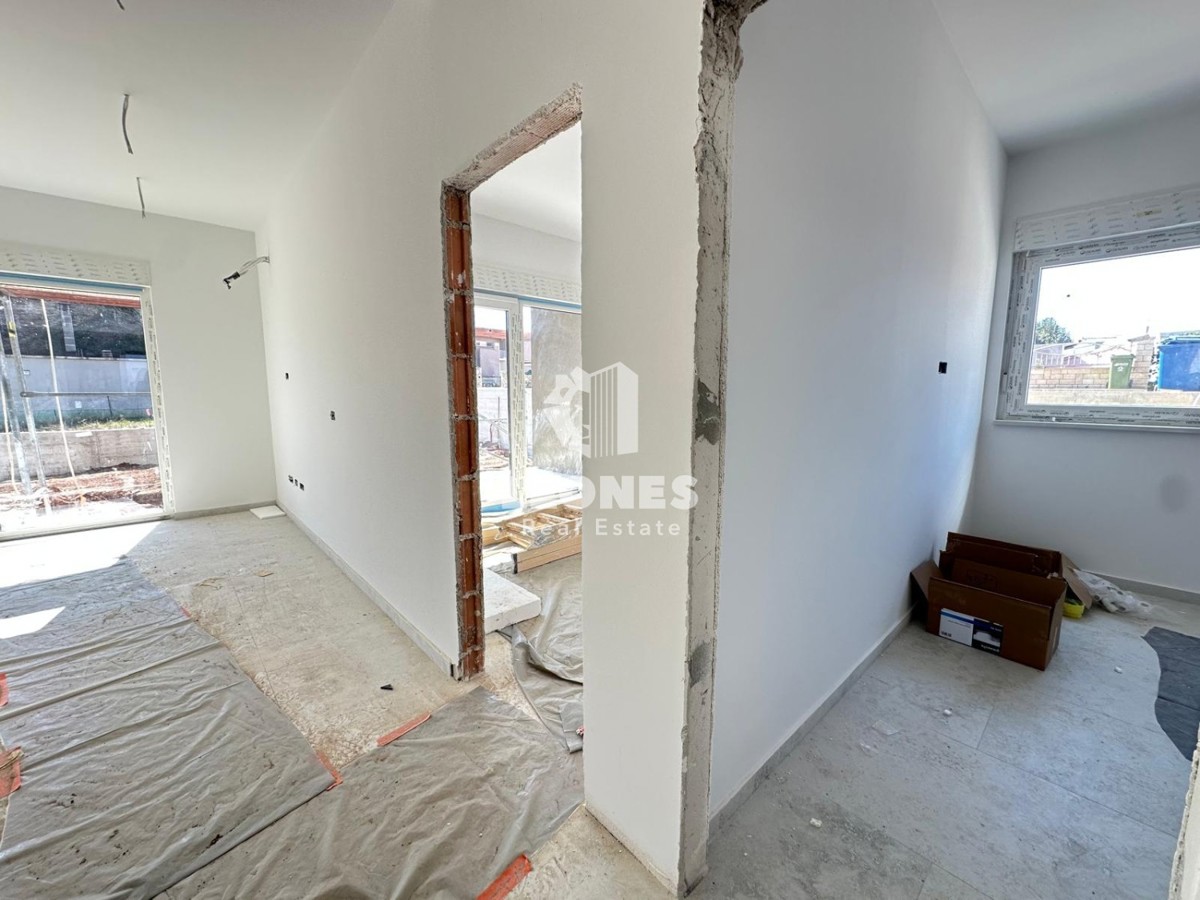 Confortevole appartamento al piano terra con ampio cortile e tre camere da letto in una buona posizione a Tar