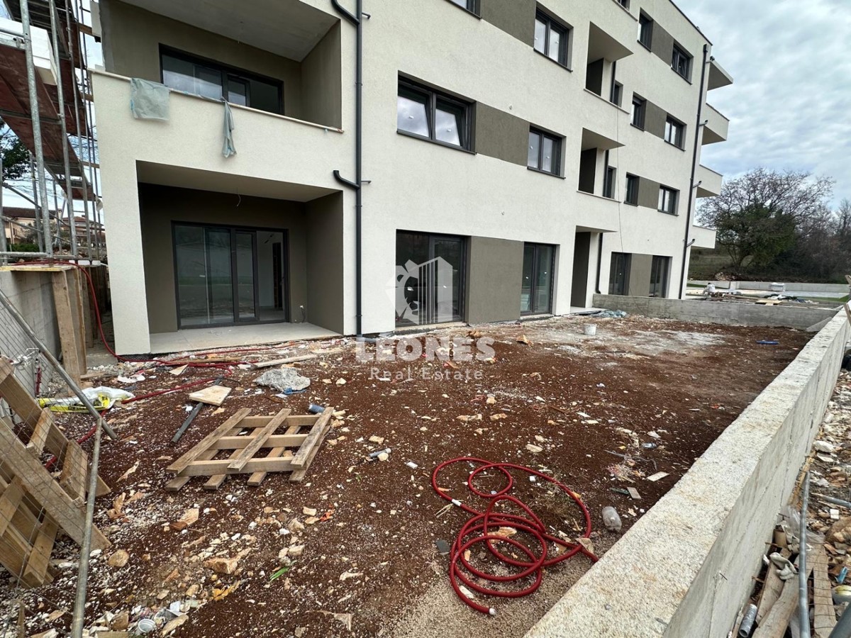Confortevole appartamento al piano terra con ampio cortile e tre camere da letto in una buona posizione a Tar