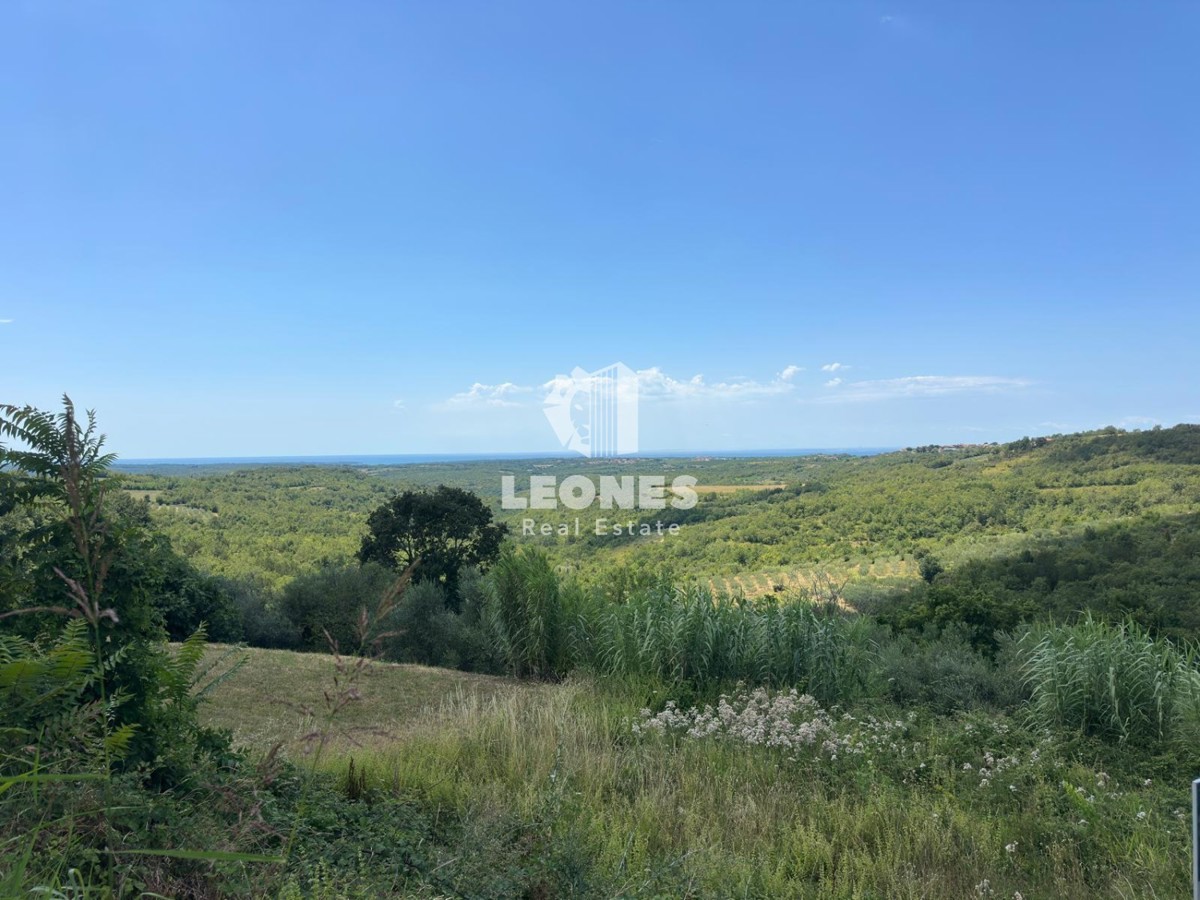 Terreno edificabile con permesso di costruire e vista mare nelle vicinanze di Buie
