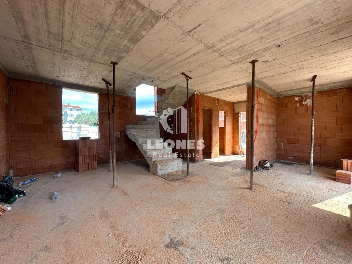Casa di qualità con vista mare aperta e terrazza sul tetto a soli 600 metri dal mare a Zambratija