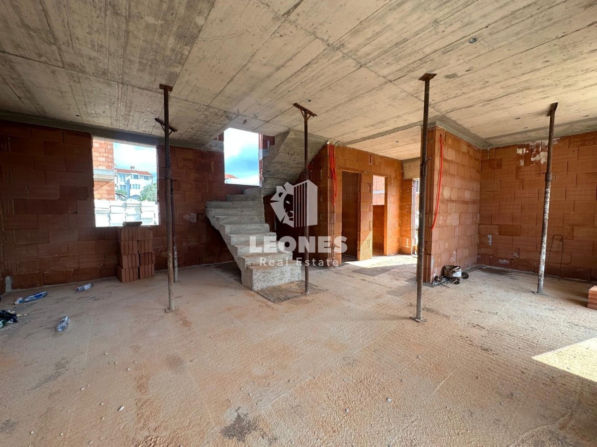 Casa di qualità con vista mare aperta e terrazza sul tetto a soli 600 metri dal mare a Zambratija