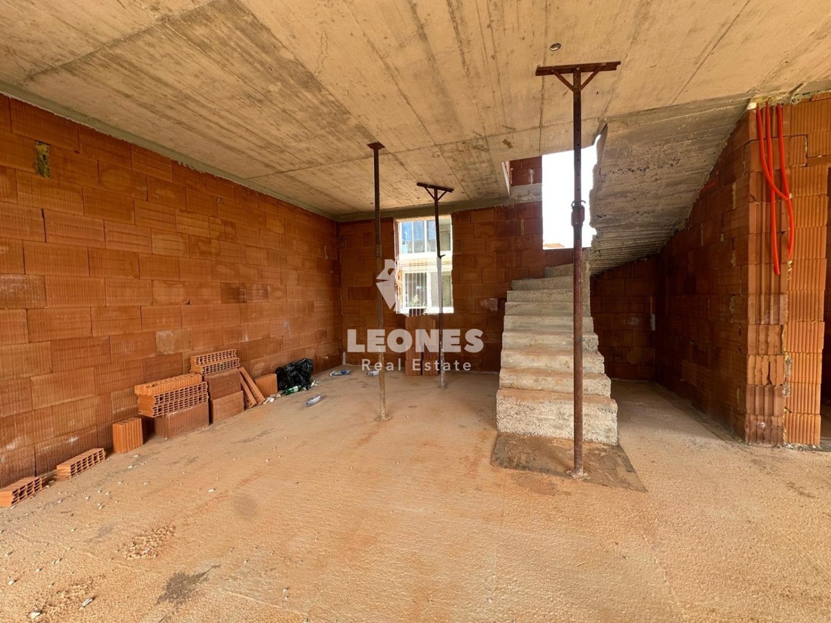 Casa di qualità con vista mare aperta e terrazza sul tetto a soli 600 metri dal mare a Zambratija