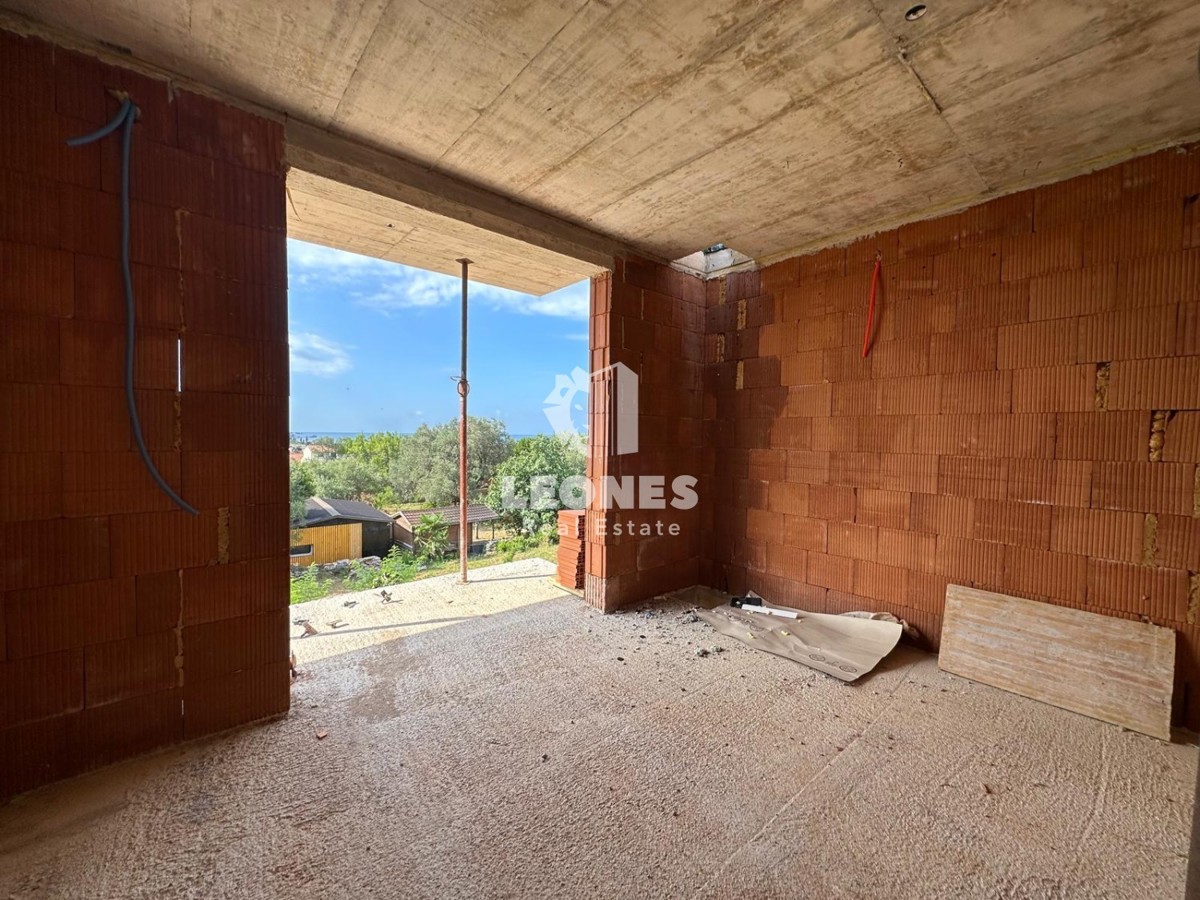 Casa di qualità con vista mare aperta e terrazza sul tetto a soli 600 metri dal mare a Zambratija