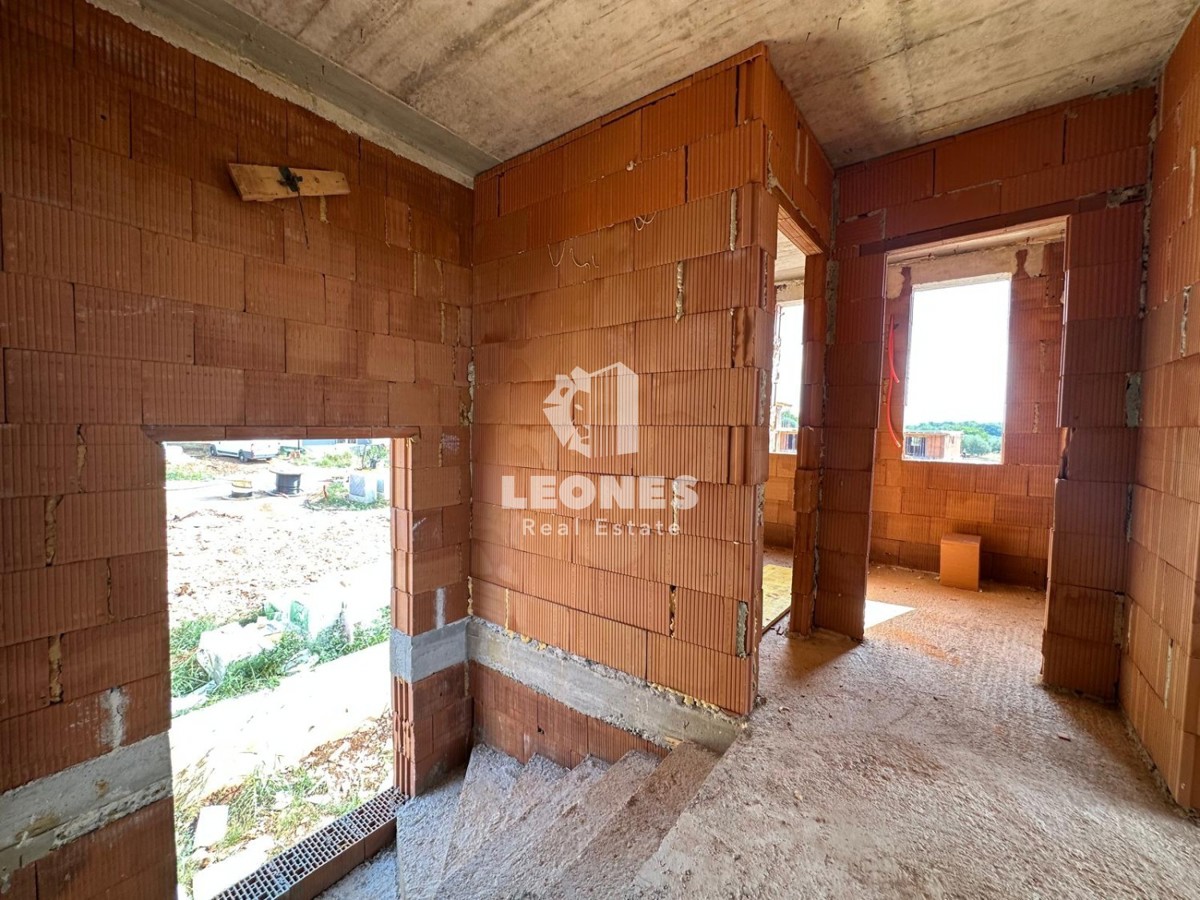 Casa di qualità con vista mare aperta e terrazza sul tetto a soli 600 metri dal mare a Zambratija