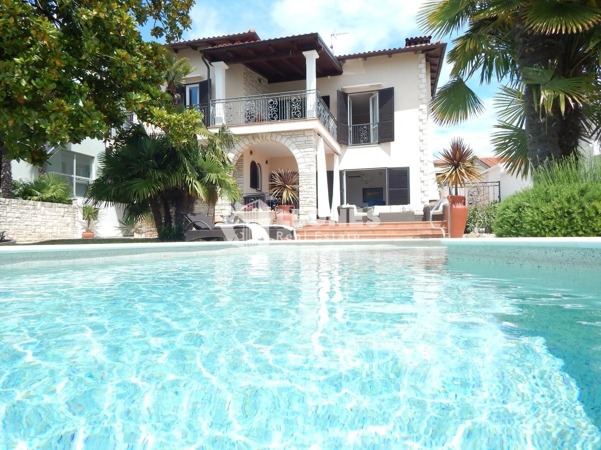 Bellissima villa con piscina in prima fila sul mare a Umag - Umago