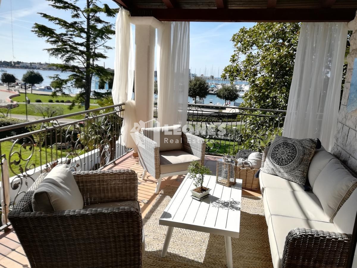 Bellissima villa con piscina in prima fila sul mare a Umag - Umago