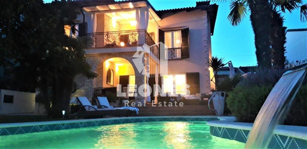 Bellissima villa con piscina in prima fila sul mare a Umag - Umago