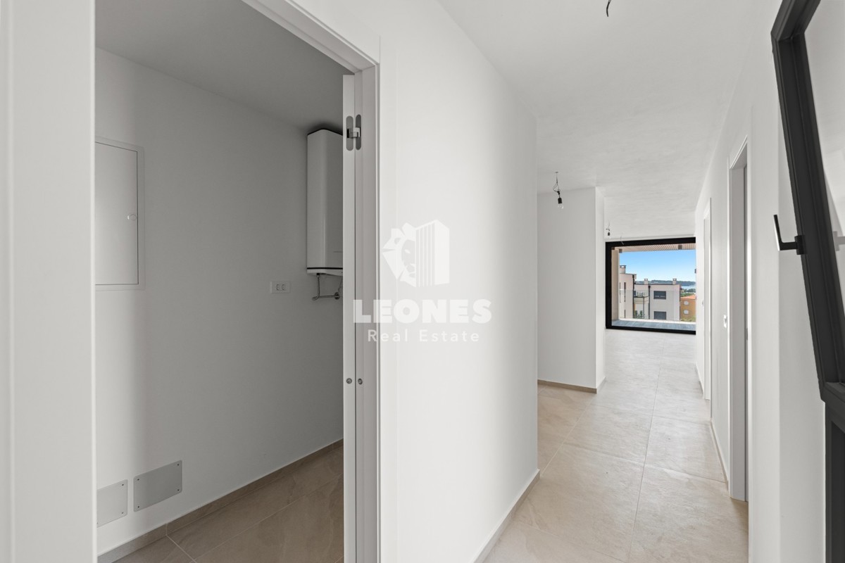 Un bellissimo appartamento con giardino e vista sul mare in un lussuoso edificio nuovo a Cittanova