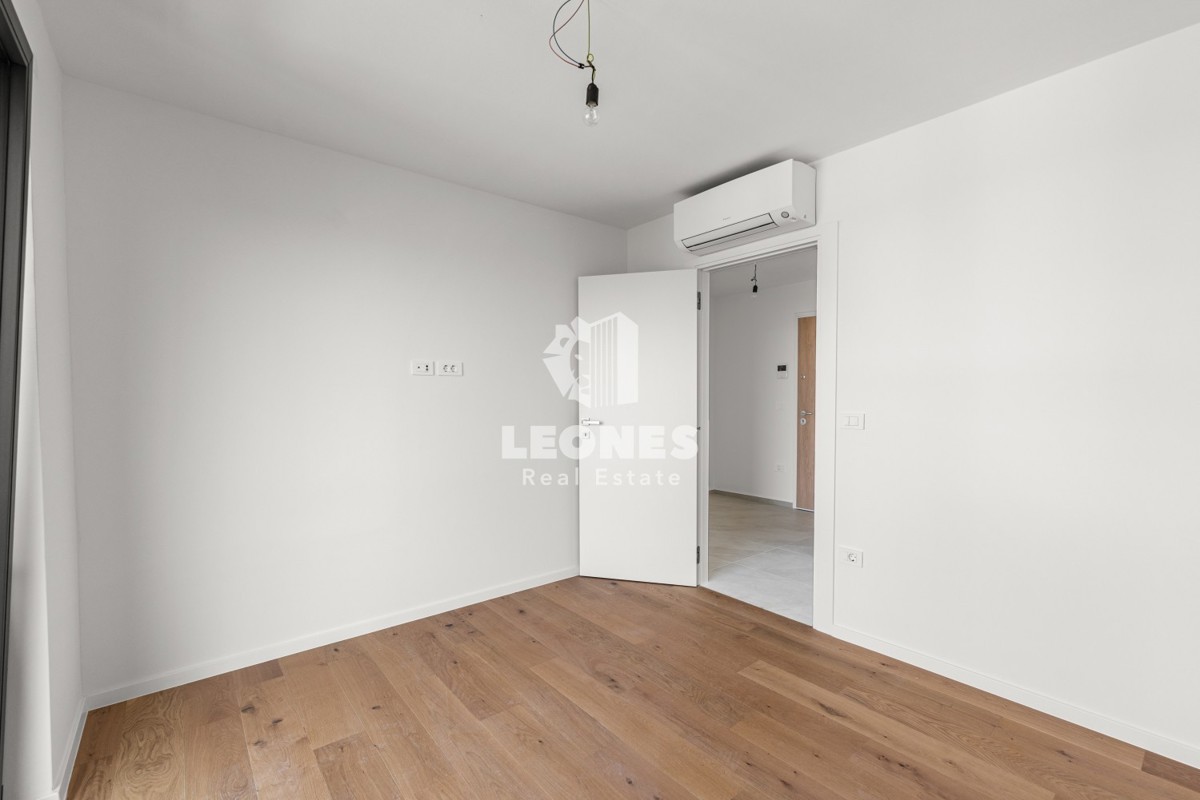 Un bellissimo appartamento con giardino e vista sul mare in un lussuoso edificio nuovo a Cittanova