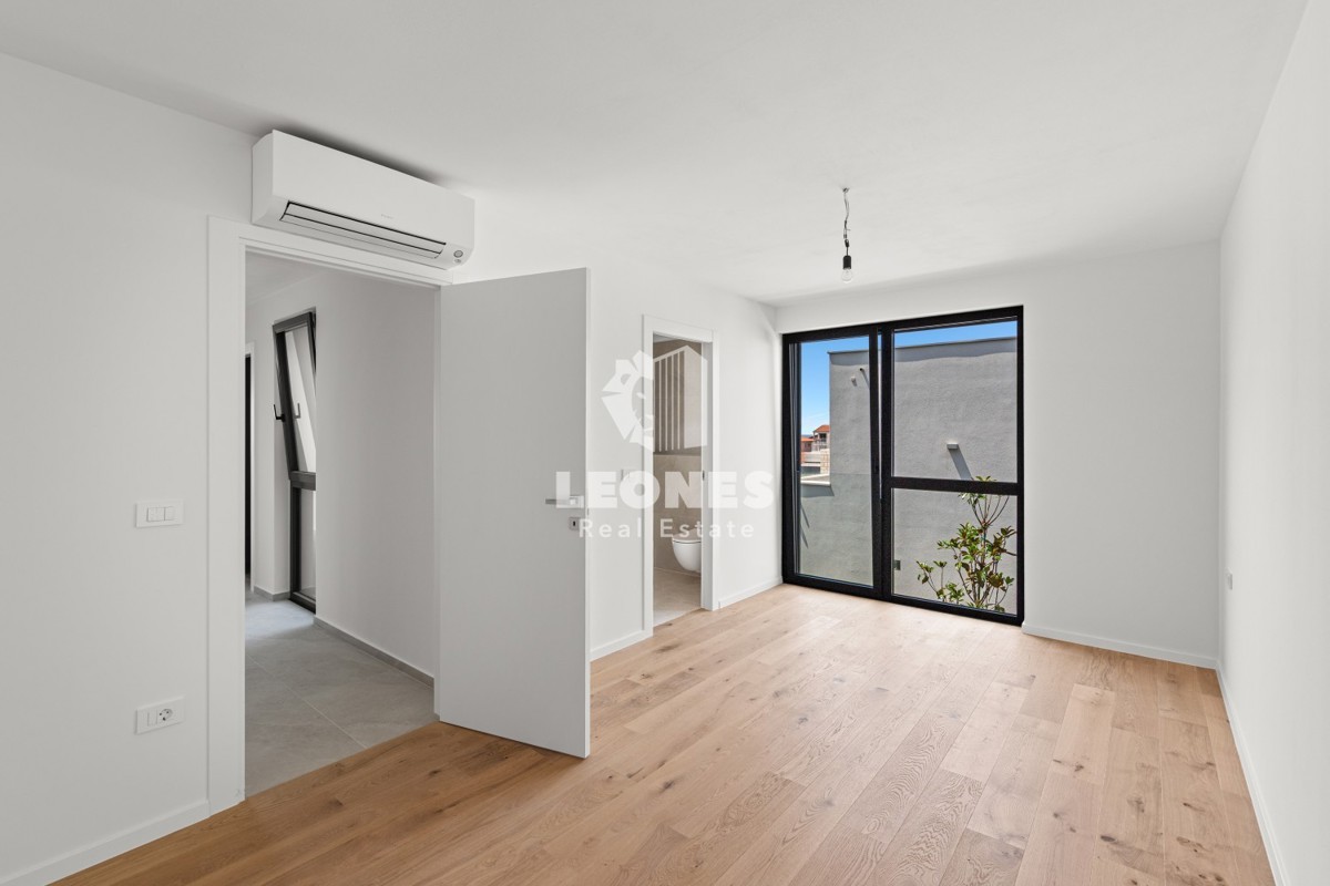 Un bellissimo appartamento con giardino e vista sul mare in un lussuoso edificio nuovo a Cittanova