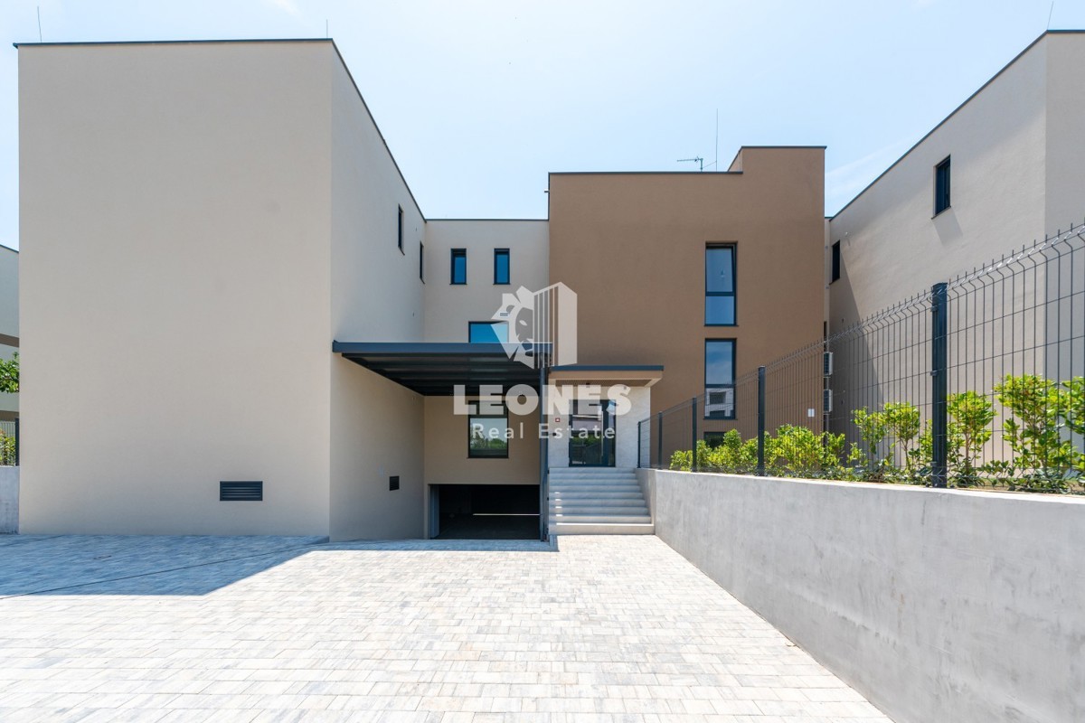 Un bellissimo appartamento con giardino e vista sul mare in un lussuoso edificio nuovo a Cittanova