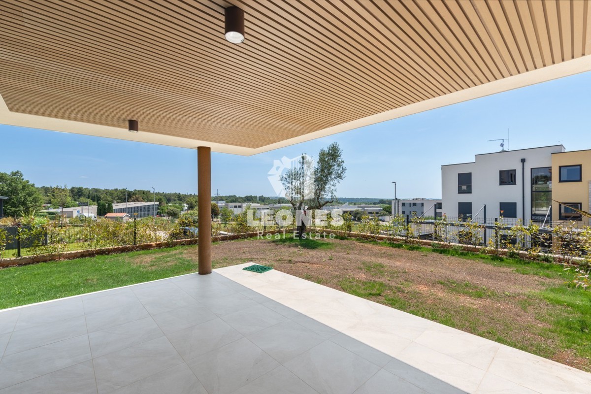 Un bellissimo appartamento con giardino e vista sul mare in un lussuoso edificio nuovo a Cittanova