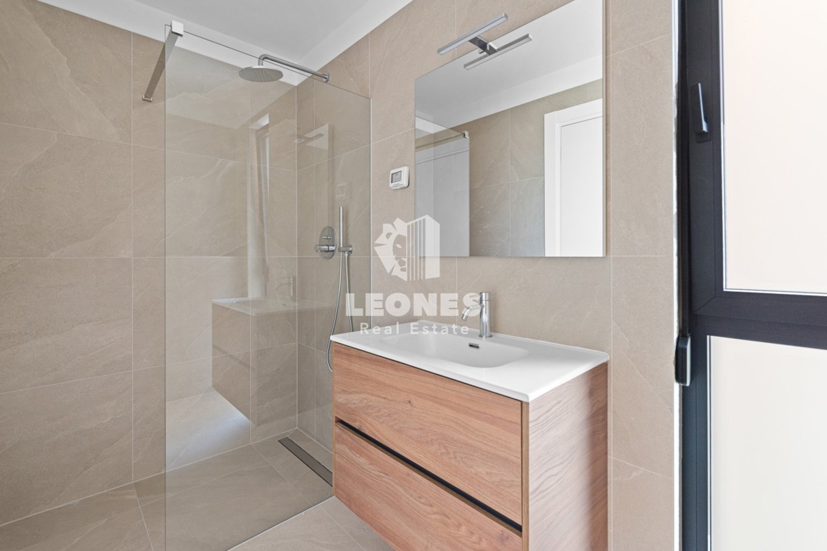 Un bellissimo appartamento con giardino e vista sul mare in un lussuoso edificio nuovo a Cittanova