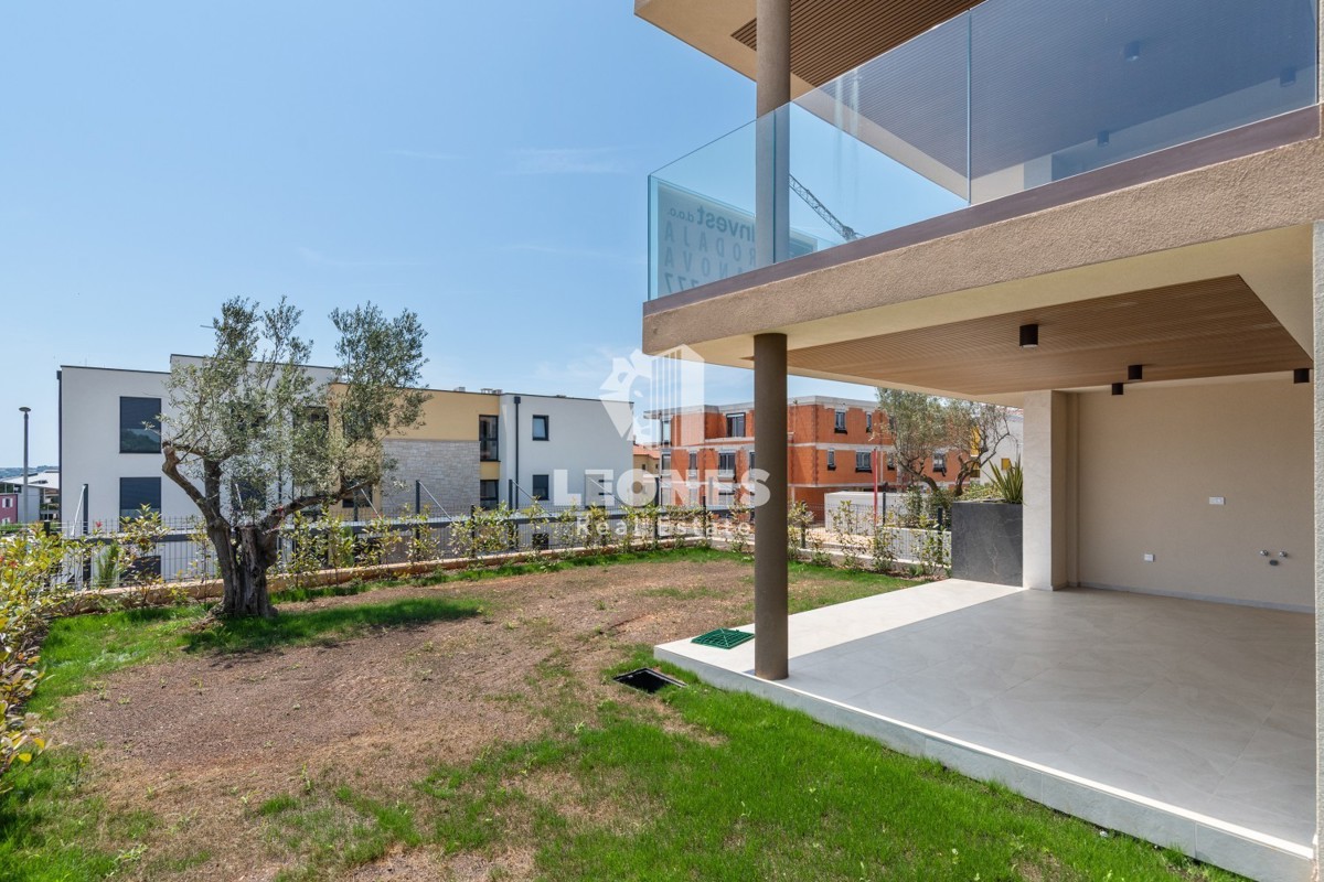 Un bellissimo appartamento con giardino e vista sul mare in un lussuoso edificio nuovo a Cittanova