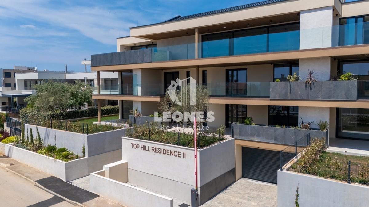 Un bellissimo appartamento con giardino e vista sul mare in un lussuoso edificio nuovo a Cittanova